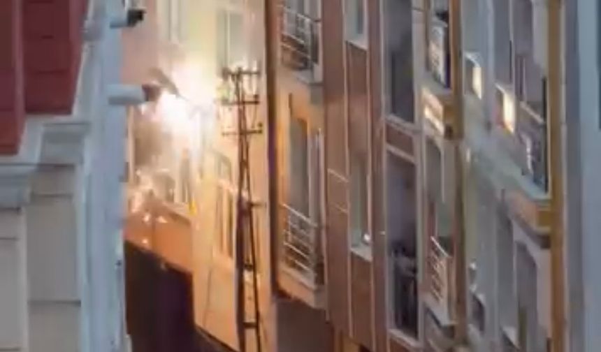 İstanbul - Şişli'de elektrik direğindeki patlamalar kamerada