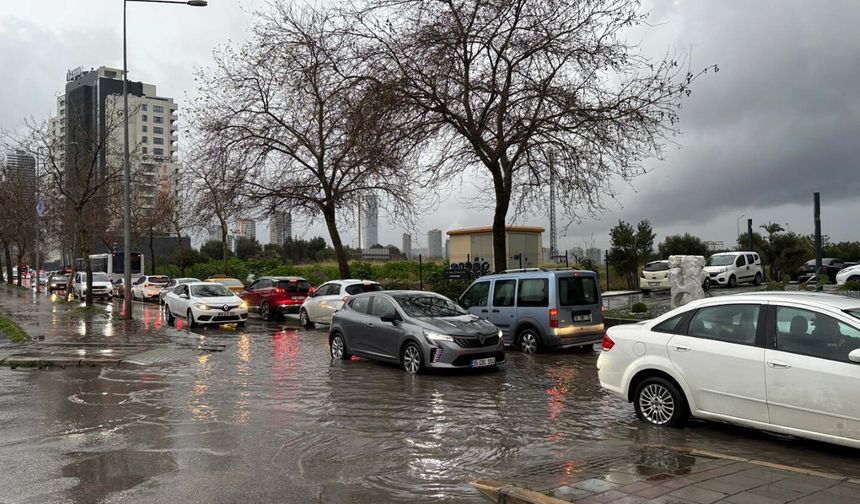 İzmir'de sağanak; cadde ve sokaklar göle döndü, sürücüler zor anlar yaşadı