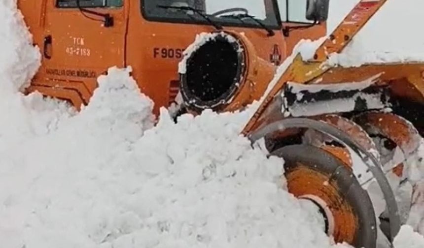 Karayolları kar savurma aracına çığ düştü, operatör sağ kurtarıldı