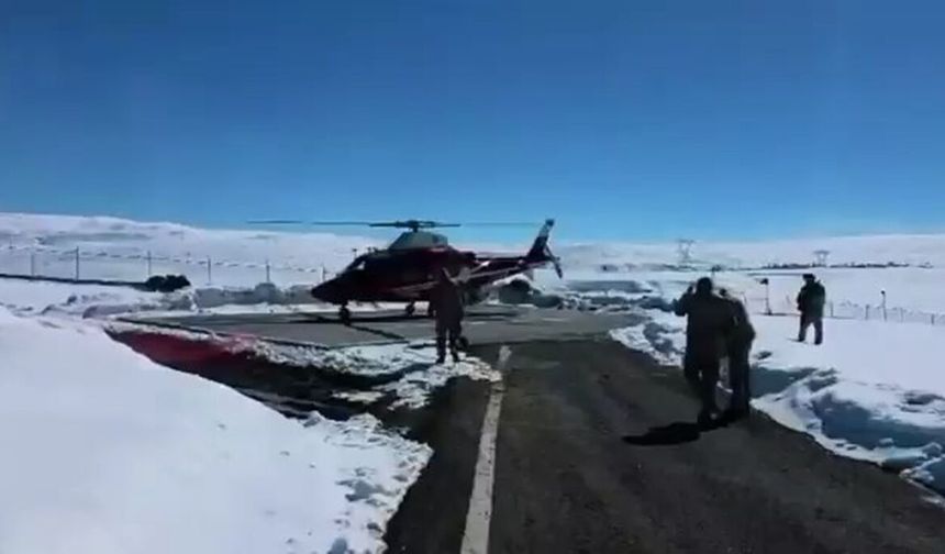 Kardan yolu kapalı mezradaki hasta, ambulans helikopterle hastaneye yetiştirildi