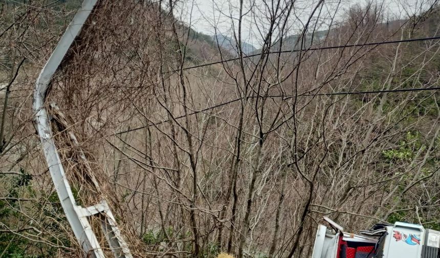 Kastamonu'da saman yüklü kamyon devrildi: 2 yaralı