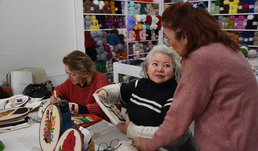 Kütahya'da kadınlar örerek sosyalleşiyor