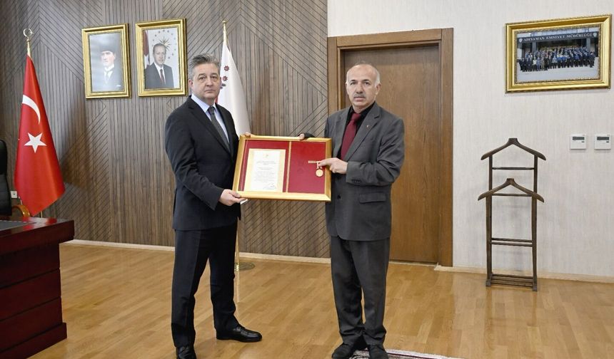 Madalyası depremde kaybolan gaziye yenisi hazırlanıp verildi