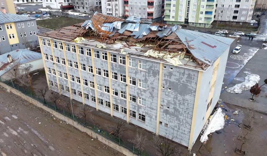 Muş'ta fırtına okulun çatısını uçurdu