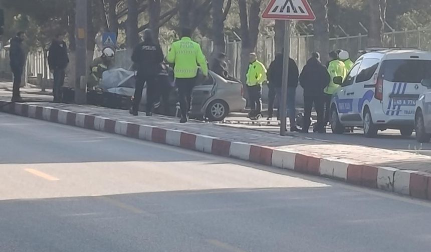 Polisin 'Dur' ihtarına uymayan sürücü, otomobiliyle ağaca çarptı: 2 yaralı