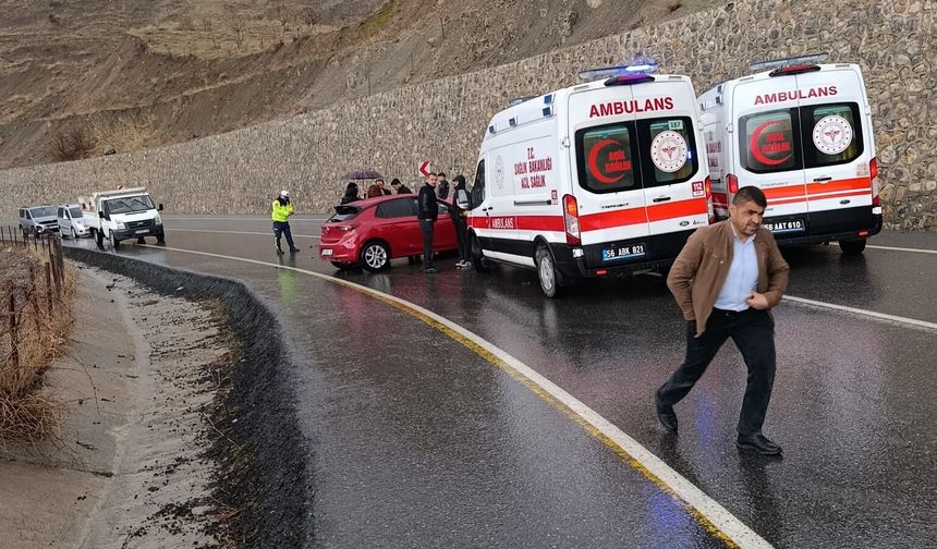 Siirt'te öğrenci servisi minibüsü ile otomobil çarpıştı: 6 yaralı
