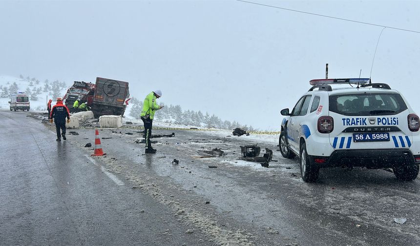 Sivas'ta 2 TIR çarpıştı: 1 ölü, 2 yaralı