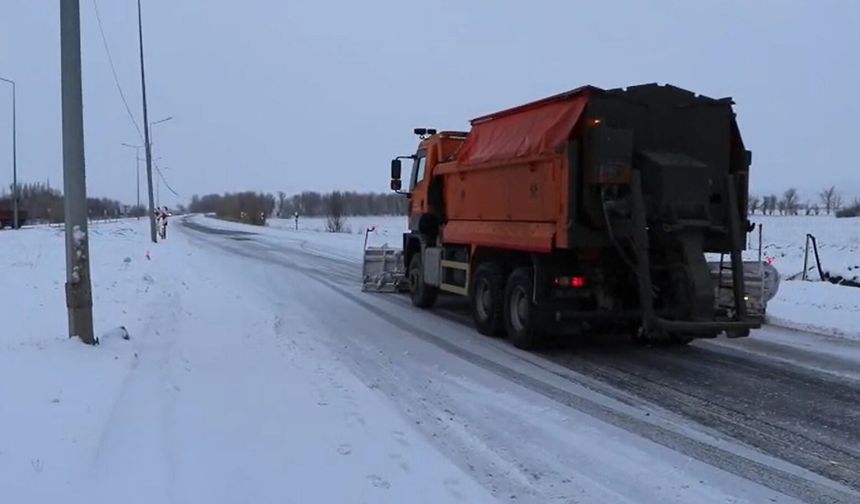 Sivas'ta ulaşıma kar engeli; Malatya kara yolu kapandı