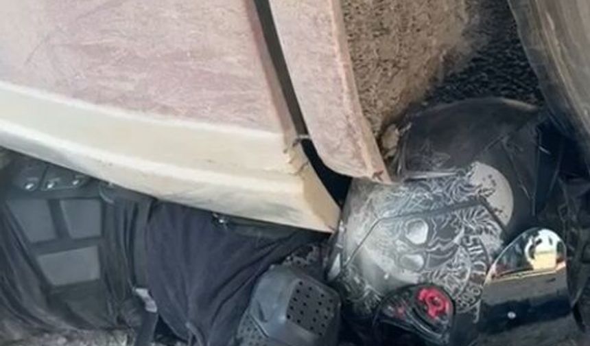 TIR'ın altında sıkışan motosikletin sürücüsünü kaskı ve koruyucu kıyafetleri kurtardı