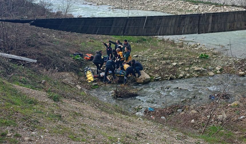 Üzerinde bulundukları asma köprü, kuvvetli rüzgar nedeniyle ters döndü: 2 yaralı