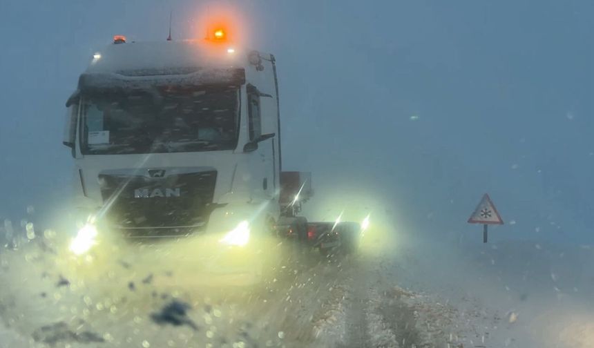 Yüksekova'da kar ve tipi; araçlar yolda kaldı