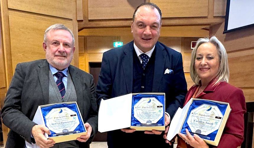 Dündar Keşaplı, “Altın Kelime” Ödülleri’niin Kültürlerarası ve Spor İletişimi Kategorisinde Ödül Aldı