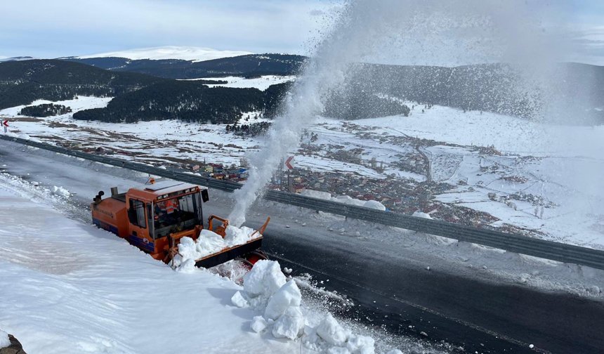 4 aydır ulaşıma kapalı olan 2 bin 600 rakımlı Bülbülan Geçidi'nde karla mücadele