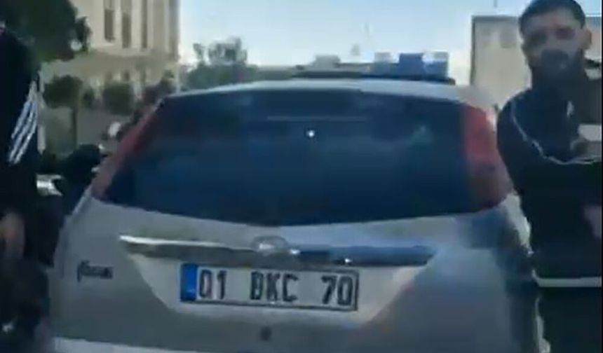Adana'da trafikte tartıştıkları sürücünün önünü kesip, aracın camını yumrukladılar; o anlar kamerada