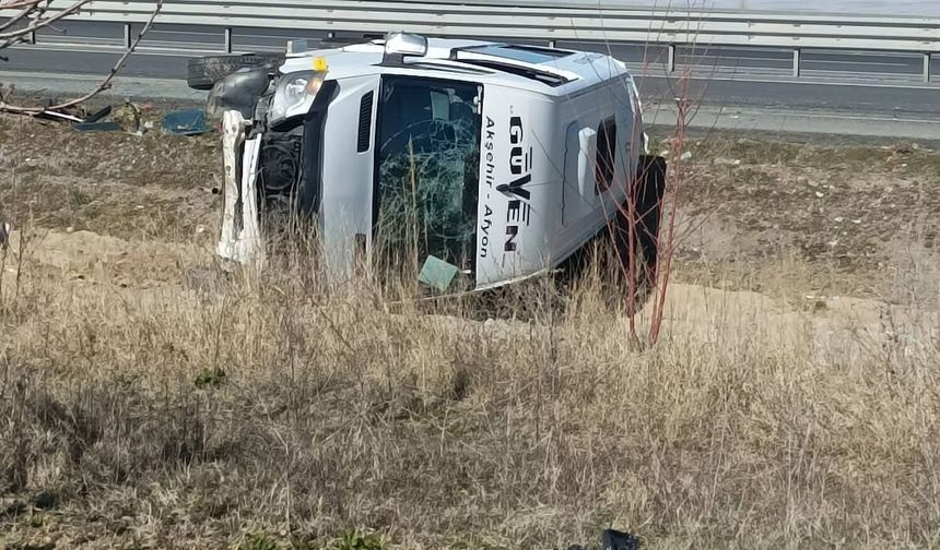 Afyonkarahisar'da yolcu indiren minibüse TIR arkadan çarptı: 11 yaralı