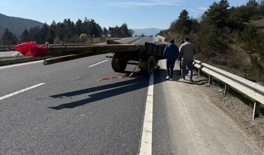 Ahşap elektrik direği taşıyan traktör devrildi: 1 ölü