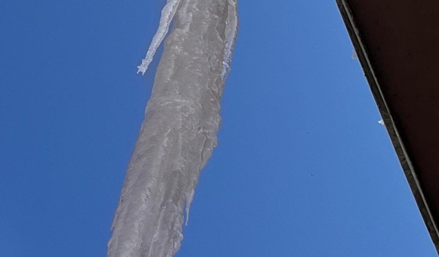 Ardahan'da binalardan sarkan dev buz kütleleri temizleniyor