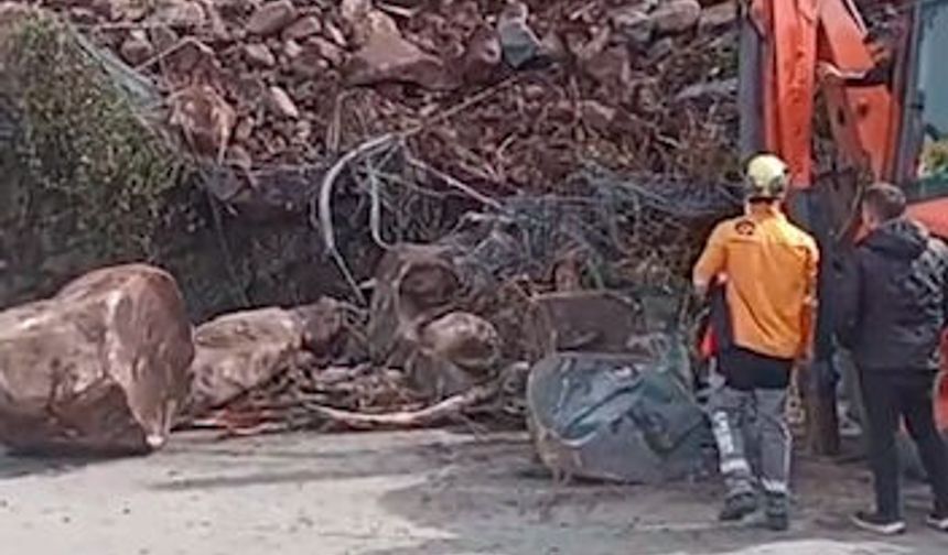 Arvin'de heyelan; TIR hasar gördü