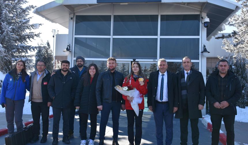 Avrupa şampiyonu olan atıcı Damla Köse, Erzurum'da çiçeklerle karşılandı