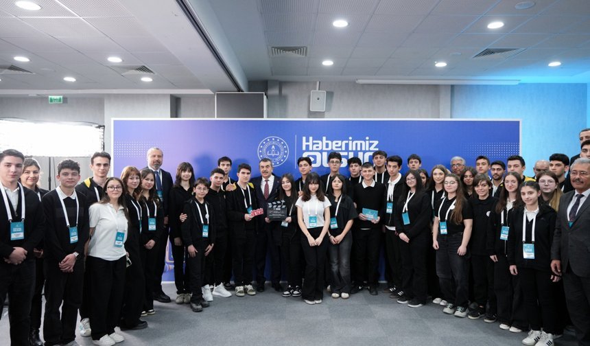 Bakan Tekin, öğrencilerin hazırladığı 'Haberimiz Olsun' bültenine konuk oldu