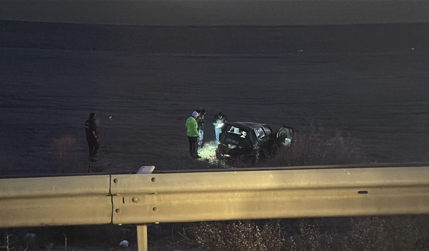 Bariyerleri aşıp tarlaya uçan otomobilin sürücüsü öldü