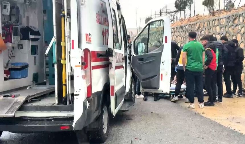 Batman'da refüje çarpan otomobil yandı; 2 yaralı