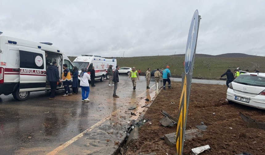Bingöl'de hafif ticari araçla otomobil çarpıştı: 1'i ağır, 13 yaralı
