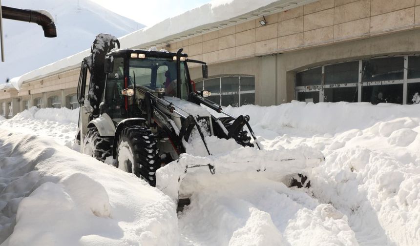 Bitlis'te kar durdu, temizlik çalışması başladı / Ek fotoğraflar