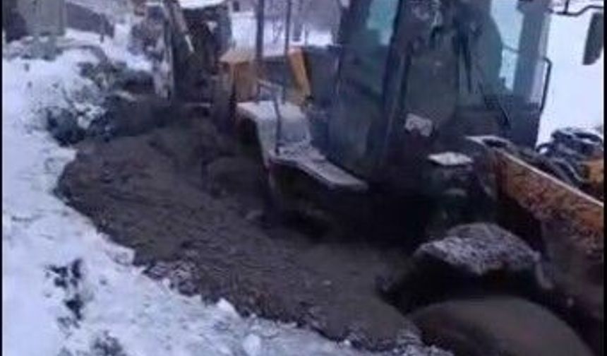 Bitlis'te köy yolunu açmaya giden iş makinesi çamura saplandı