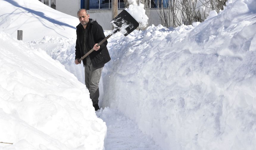 Bitlis'te köylüler açtıkları kar tünelleri ile ulaşım sağlıyor