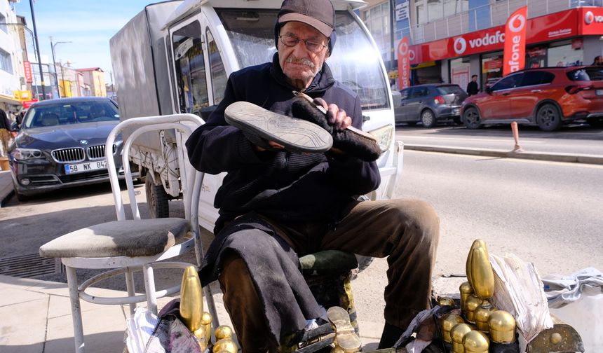 'Boyacı Hasgül' müşterilerden topladığı binlerce fotoğrafla ilçenin hafızası oldu