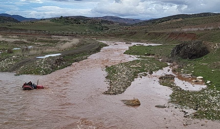 Debisi yükselen çayda traktörüyle yükselen mahsur kalan kişi kurtarıldı