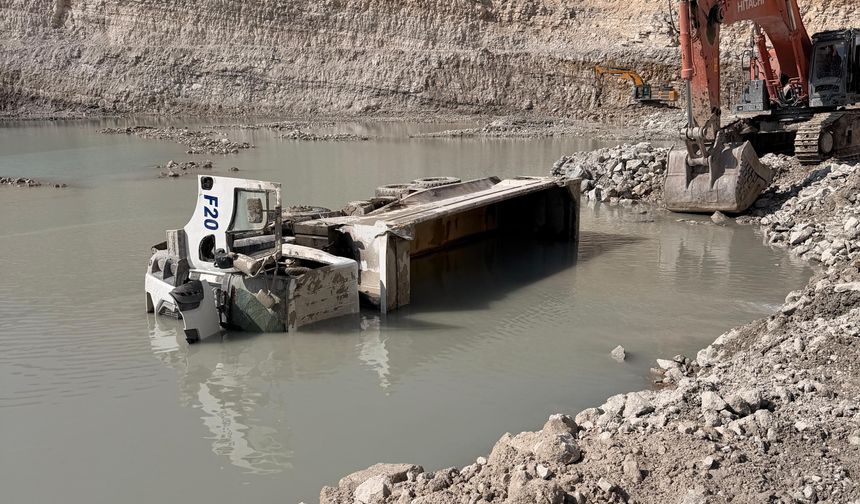 Devrilen hafriyat kamyonunun şoförü öldü