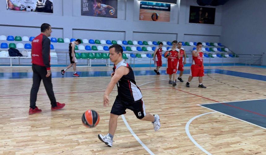 Down Sendromlular Basketbol Milli Takımı Antrenörü Ercan: Başarılarla ailelerin bakış açısı değişti / Ek fotoğraflar