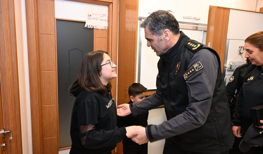 Emniyet Müdürü Aydın'dan, şehit polis memurunun oğluna doğum günü kutlaması