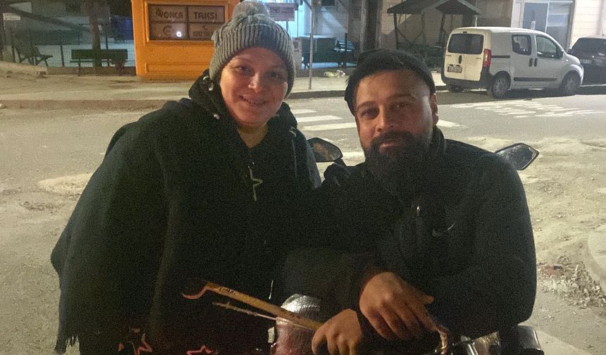 Eşinin kullandığı motosiklette davul çalarak mahalleliyi sahura kaldırıyor