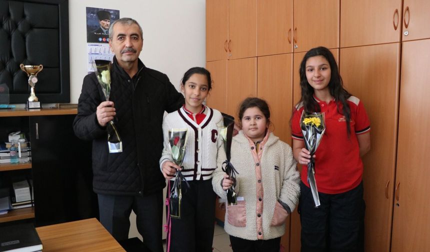 Fatma Nur öğretmenin anısına 650 meslektaşına çiçek dağıttılar