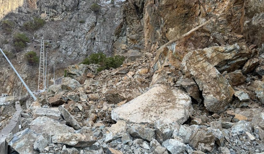 Gümüşhane- Giresun kara yolu heyelan nedeniyle ulaşıma kapandı