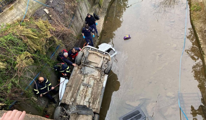 Hafif ticari araç dereye uçtu; 3 ölü, 2 yaralı