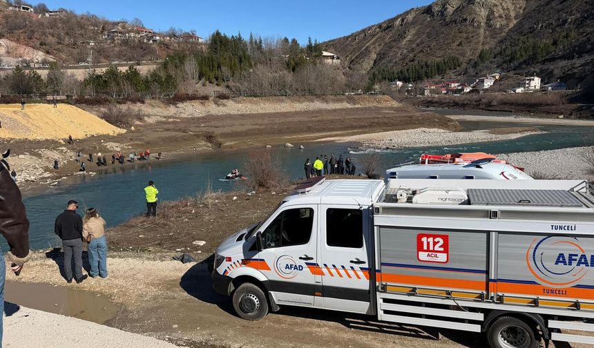 Hafif ticari araç, köprüden baraj gölüne düştü; sürücü kurtarıldı