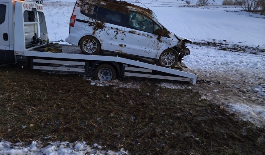 Hafif ticari araç takla attı; aynı aileden 4 kişi yaralandı