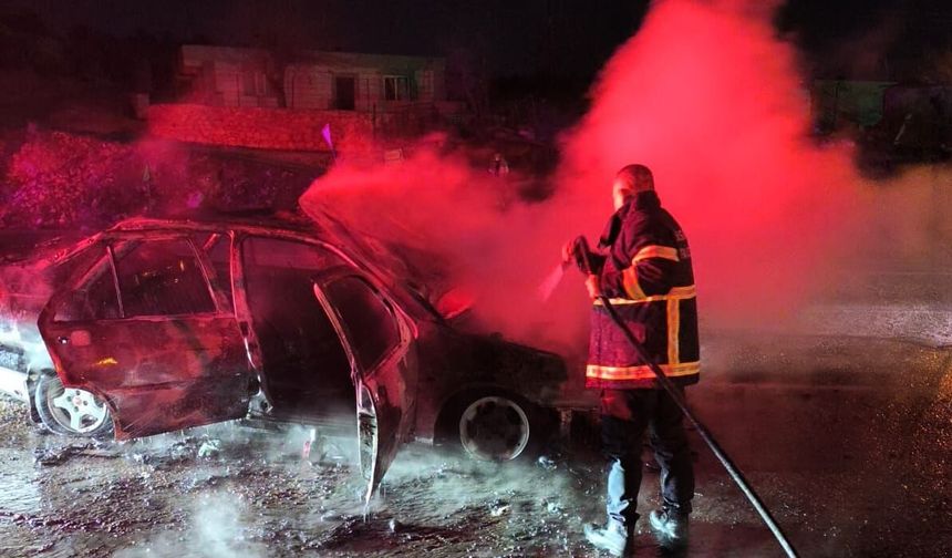 Hareket halindeyken alev alan otomobil yandı