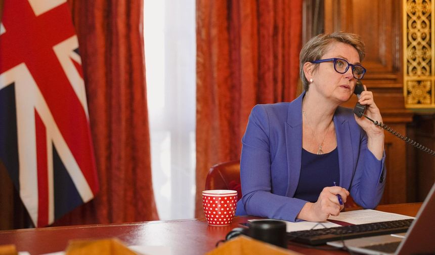 İran Dışişleri Bakanı Arakçi'den İngiltere'ye 'askeri üs' tepkisi