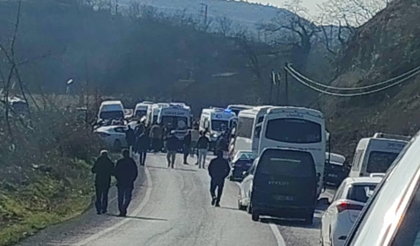 İşçi servisi ile otomobil çarpışt: 13 yaralı