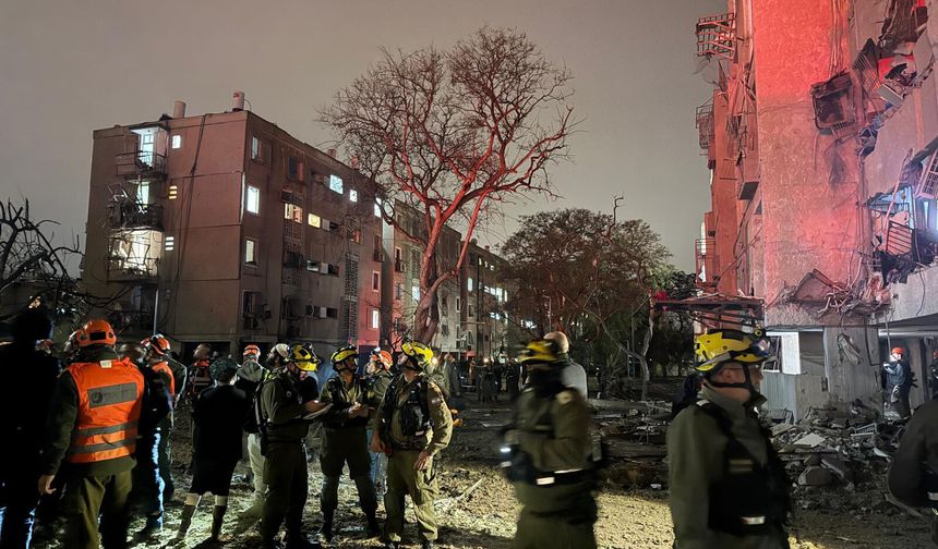 İran füzeleri İsrail’in güneyini vurdu: Arad’da ağır hasar, onlarca yaralı