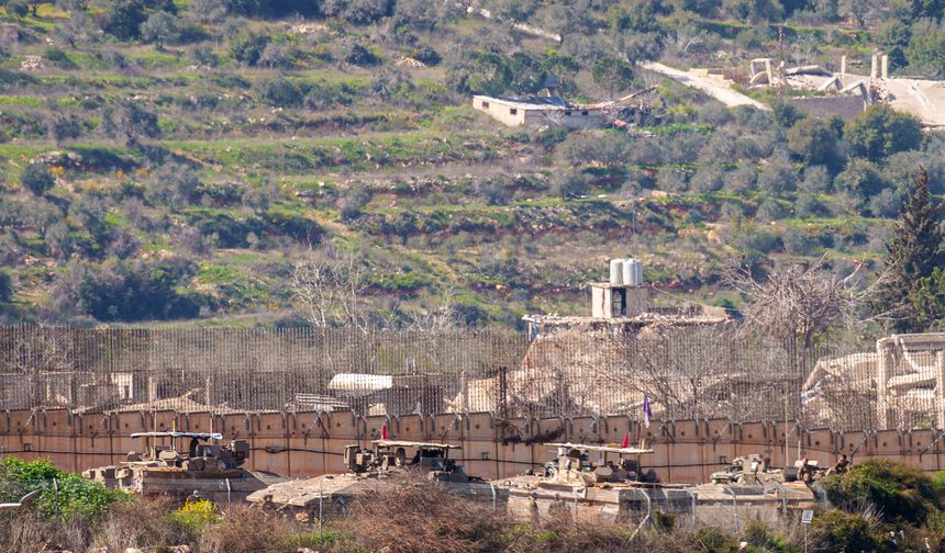 İSRAİL, Lübnan'ın doğusundaki Baalbek bölgesine havadan asker indirmeye çalıştı