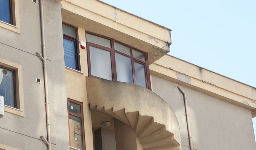 İstanbul- Kadıköy'de yangında dumandan etkilenen kadın hastaneye kaldırıldı