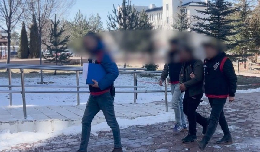 Kadın kıyafetli hırsızlar, 600 saatlik kamera kaydı incelenerek yakalandı