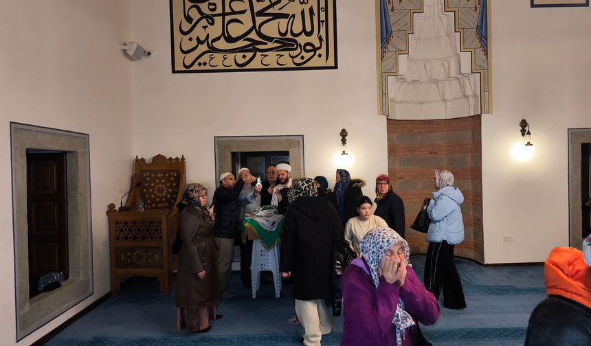 Kadir Gecesi'nde tarihi camide Sakal-ı Şerif ziyarete açıldı