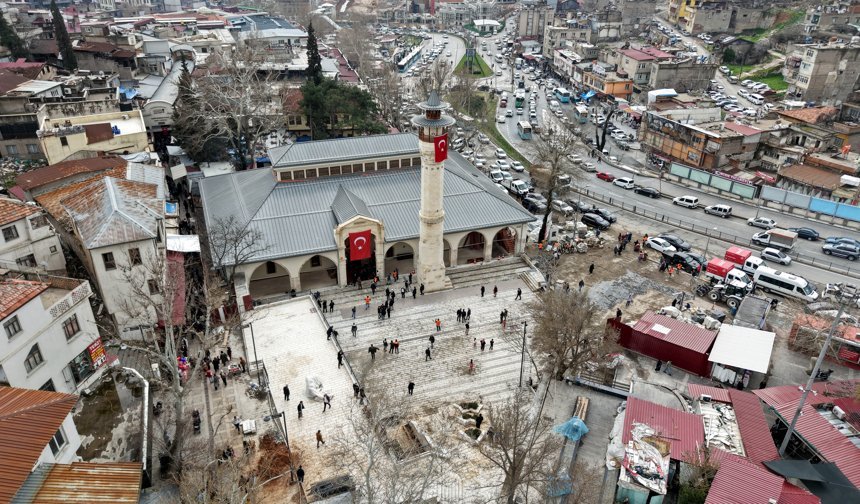 Kahramanmaraş'ın simgesi Ulu Camii'nde 1135 gün sonra ilk namaz